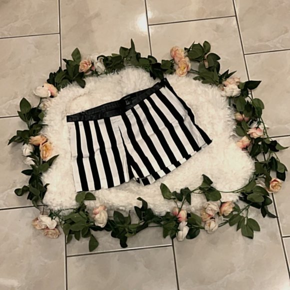 FOREVER 21- HIGHWAISTED SHORTS - Picture 1 of 6